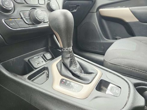 Used 2017 Jeep Cherokee Latitude w/ Comfort/Convenience Group FWD image 21
