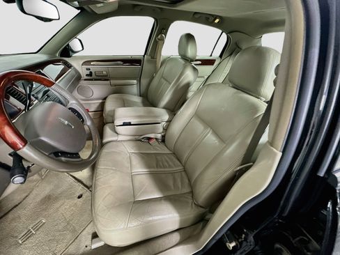 Used 2005 Lincoln Town Car Signature Limited RWD image 13