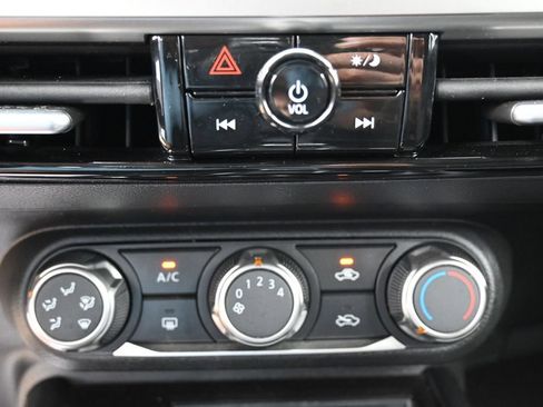 Used 2025 Nissan Kicks SV AWD/4WD image 25