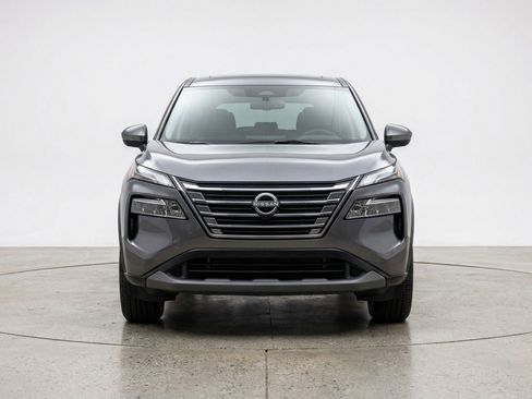 Used 2025 Nissan Rogue SV image 2