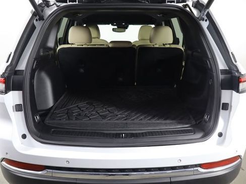 Used 2023 Jeep Grand Cherokee Limited w/ Trailer Tow Prep Group (B) AWD/4WD image 17