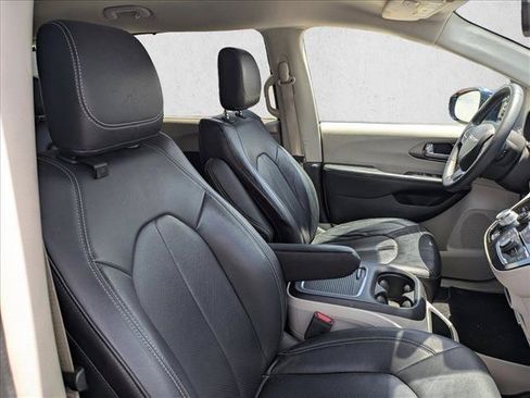 Used 2022 Chrysler Pacifica Touring-L AWD/4WD image 17