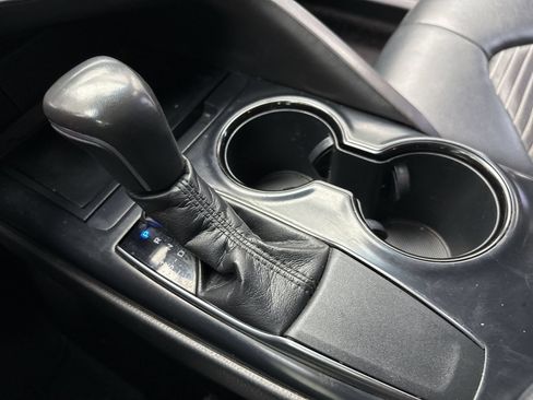 Used 2019 Toyota Camry SE FWD image 21