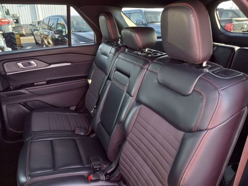 Used 2025 Ford Explorer ST-Line w/ ST-Line Street Pack image 14