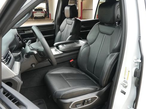 Used 2024 Jeep Wagoneer Series III AWD/4WD image 16