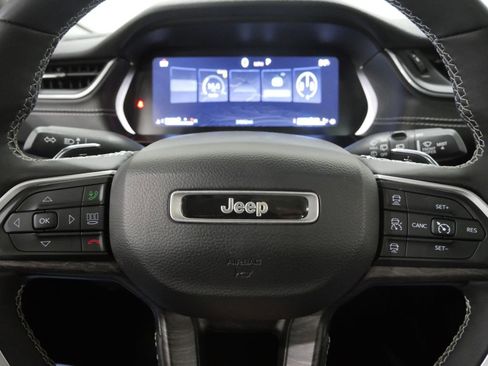 Used 2023 Jeep Grand Cherokee L Limited w/ Black Appearance Package AWD/4WD image 17