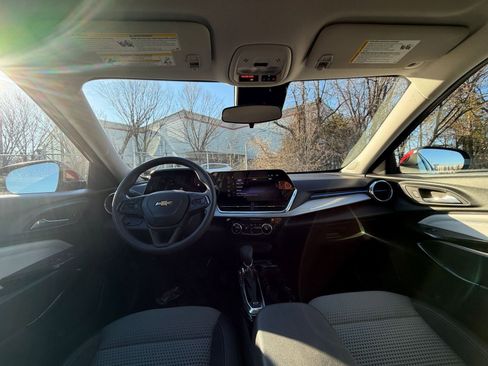Used 2025 Chevrolet Trax LT image 32