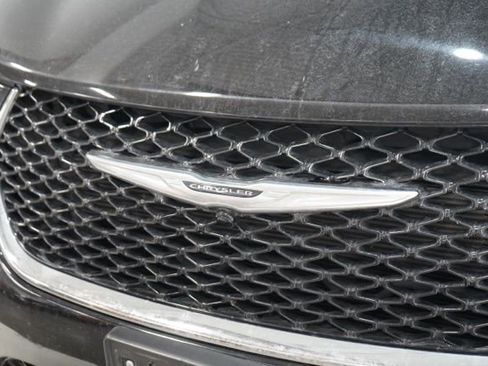 Used 2024 Chrysler Pacifica Limited image 11