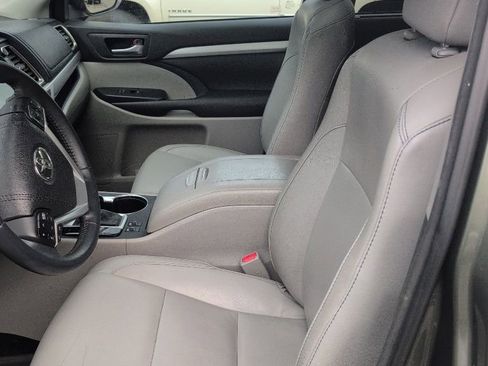 Used 2016 Toyota Highlander XLE AWD/4WD image 2