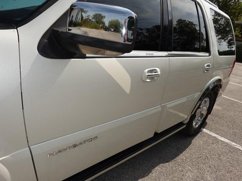 Used 2005 Lincoln Navigator Luxury image 10