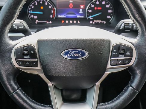 Used 2022 Ford Explorer XLT image 25