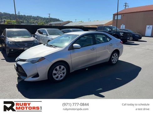 Used 2017 Toyota Corolla LE FWD image 1