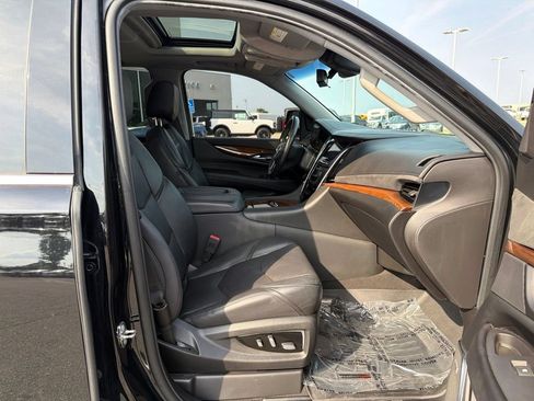 Used 2019 Cadillac Escalade Luxury AWD/4WD image 22