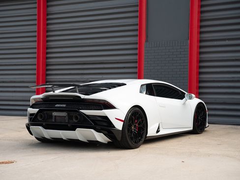 Used 2021 Lamborghini Huracan EVO image 2