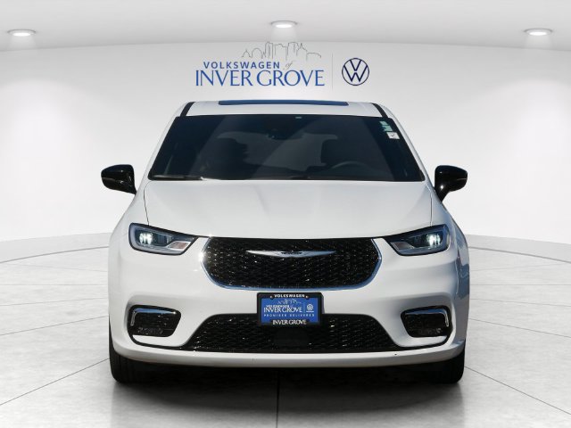 Used 2026 Chrysler Pacifica Limited FWD image 2