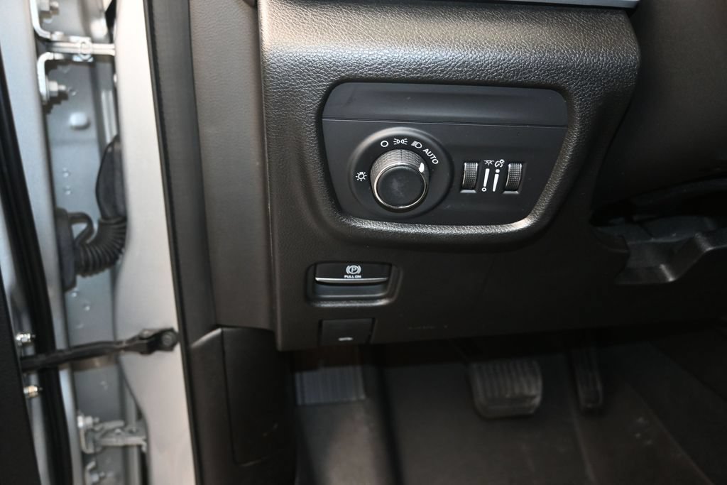 Used 2024 Jeep Grand Cherokee L Laredo RWD image 12