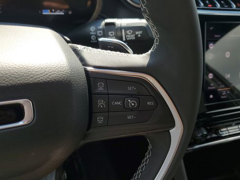 Used 2025 Jeep Grand Cherokee Laredo image 24