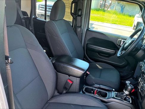 Used 2023 Jeep Gladiator Sport AWD/4WD image 7