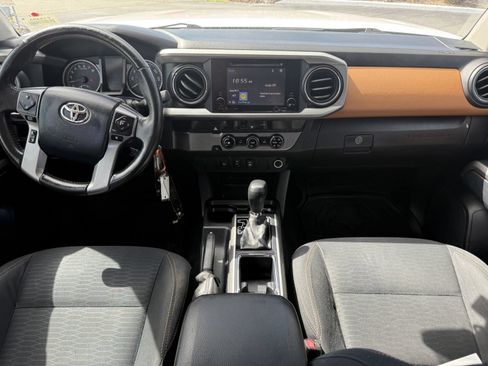Used 2017 Toyota Tacoma SR5 RWD image 17
