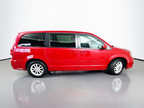 Used 2016 Dodge Grand Caravan SXT image 8