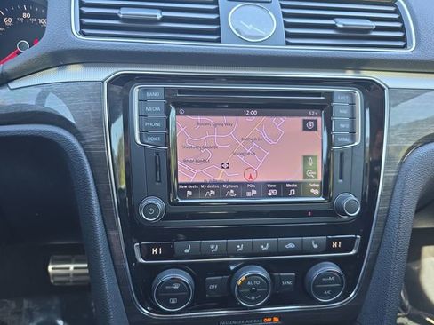 Used 2016 Volkswagen Passat 1.8T SEL Premium image 34