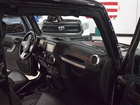 Used 2017 Jeep Wrangler Rubicon AWD/4WD image 16