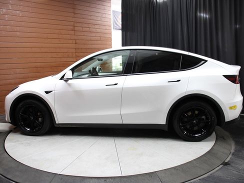Used 2022 Tesla Model Y Long Range image 35