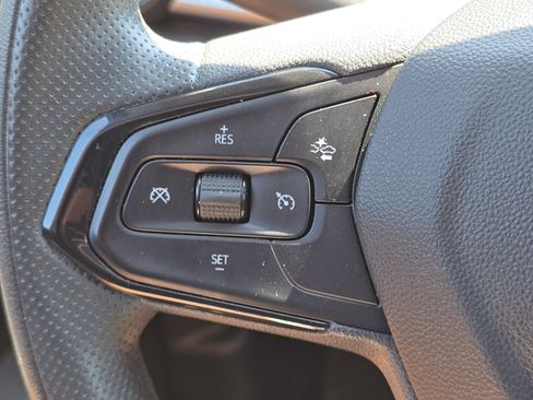 Used 2025 Chevrolet Trax LT FWD image 12
