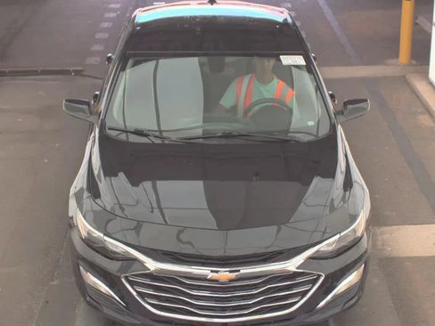 Used 2019 Chevrolet Malibu LT FWD image 2