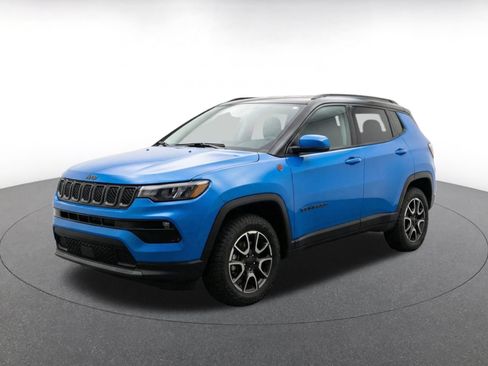 Used 2025 Jeep Compass Trailhawk AWD/4WD image 3