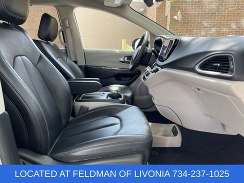 Used 2024 Chrysler Pacifica Touring-L FWD image 26