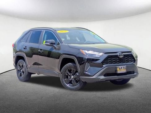 Used 2025 Toyota RAV4 XLE AWD/4WD image 2