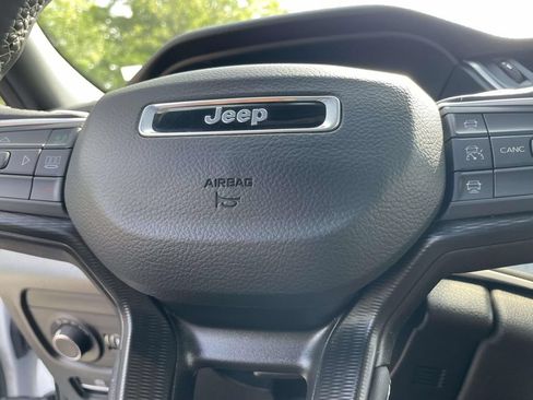 Used 2025 Jeep Grand Cherokee Altitude AWD/4WD image 29