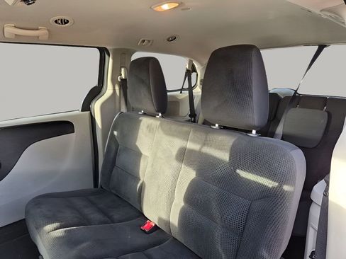 Used 2018 Dodge Grand Caravan SE w/ UConnect Hands-Free Group image 18