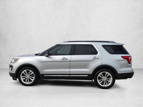 Used 2018 Ford Explorer XLT w/ Equipment Group 202A image 9