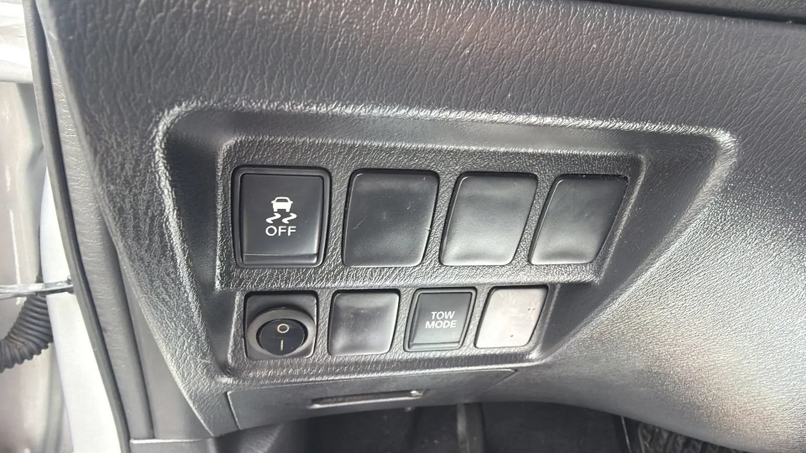 Used 2013 Nissan Pathfinder SV AWD/4WD image 17