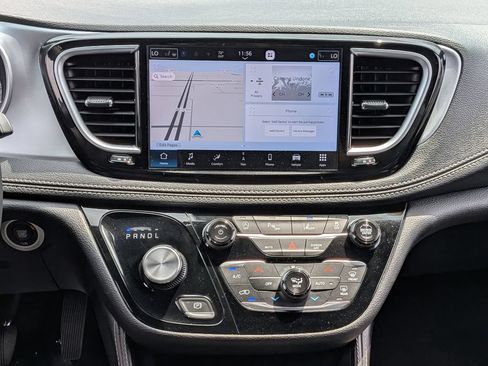 Used 2025 Chrysler Pacifica Limited FWD image 3