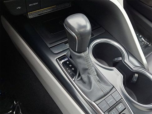 Used 2020 Toyota Camry XLE w/ Sunroof Package image 9