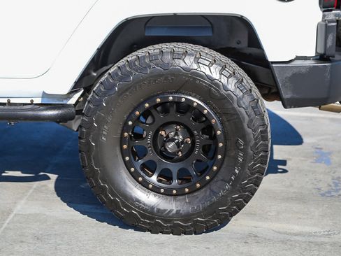 Used 2015 Jeep Wrangler Unlimited Sahara AWD/4WD image 11