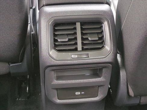 Used 2024 Volkswagen Taos SE FWD image 17