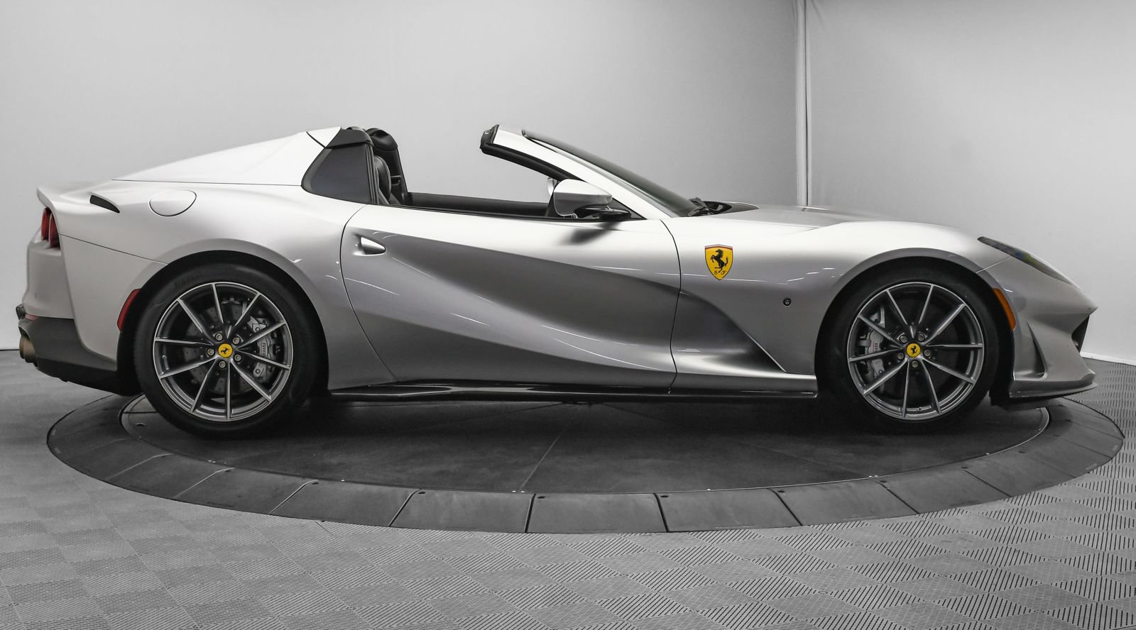 Used 2022 Ferrari 812 GTS RWD image 8