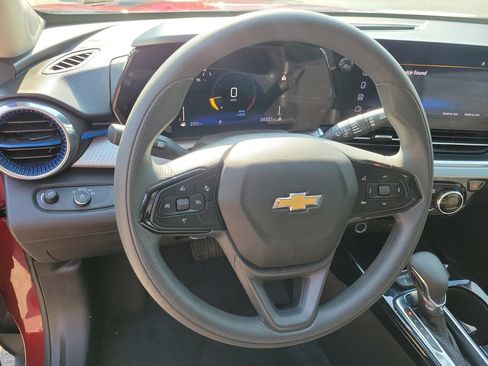 Used 2025 Chevrolet Trax LT FWD image 27