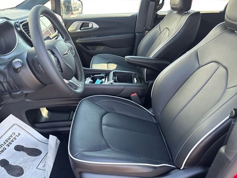 New 2026 Chrysler Pacifica Limited image 9