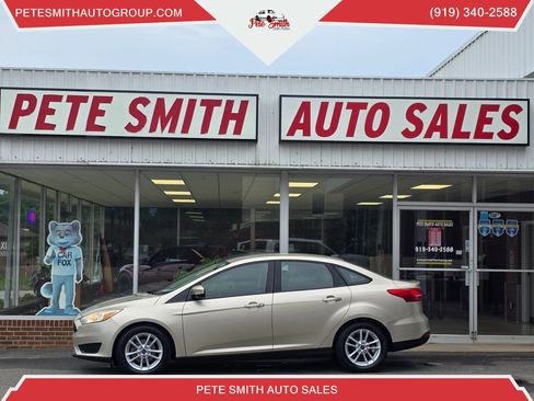 Used 2017 Ford Focus SE image 1