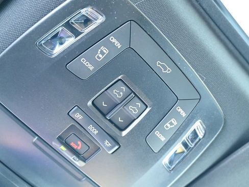 Used 2025 Toyota Sienna XSE image 33