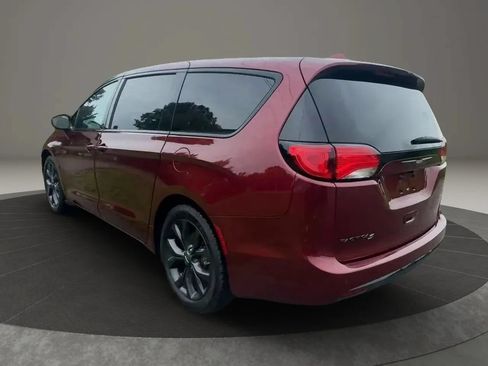 Used 2020 Chrysler Pacifica Touring w/ S Appearance Package FWD image 4