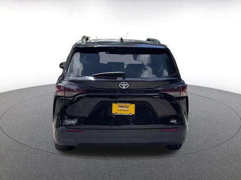 Used 2025 Toyota Sienna XLE FWD image 12