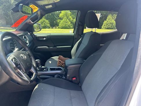 Used 2022 Toyota Tacoma TRD Sport AWD/4WD image 22