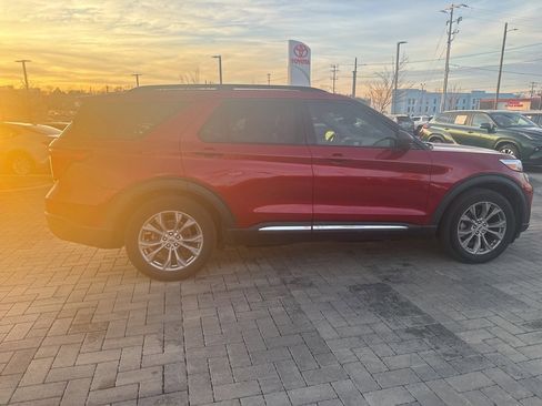 Used 2022 Ford Explorer XLT w/ Equipment Group 202A image 5