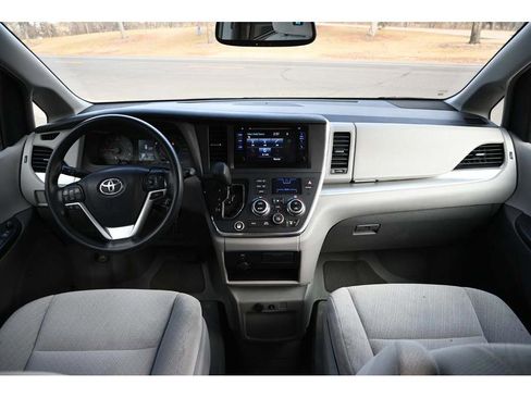 Used 2016 Toyota Sienna LE image 22
